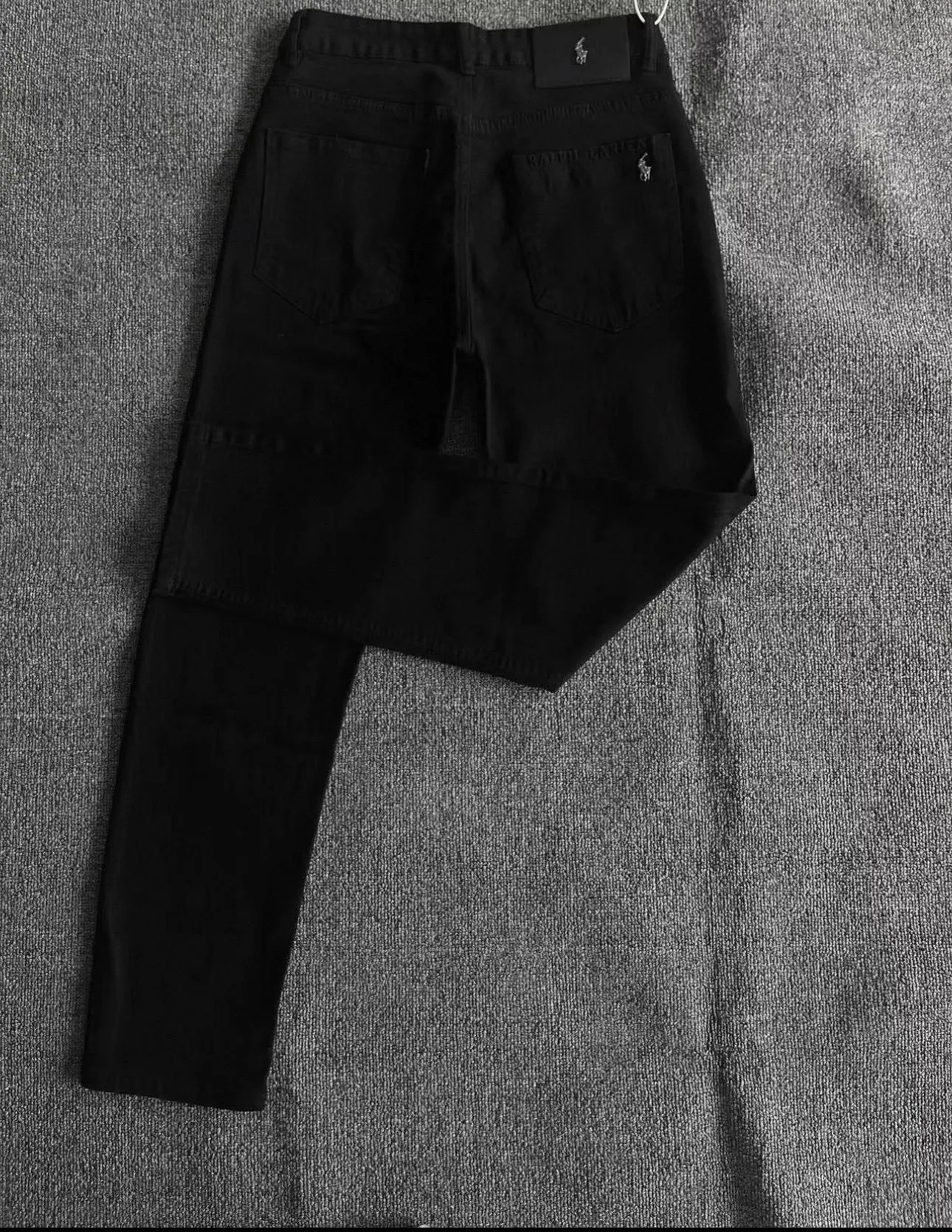 P176 Style No. Cc951 Ralph Lauren Pony Jeans Top-quality super-soft high-cotton washed denim fabric. Each piece of washed denim fabric costs three times more than conventional processes. The touch is extremely delicate and the texture is very good. The whole body is simple and elegant. The back pocket of the pants adopts high-end direct injection technology. The high-luxury pony metal leather label on the waist is extremely exquisite. Full marks for details. Color: Picture color Size#M-XXL Size M L XL XXL Pants length 97 98 99 100 Waist 74 78 82 86 Hips 98 102 106 110 Feet 34 35 36 37 Recommended size M 95-115kg L 115-130kg XL 130-155kg XXL 155-180kg